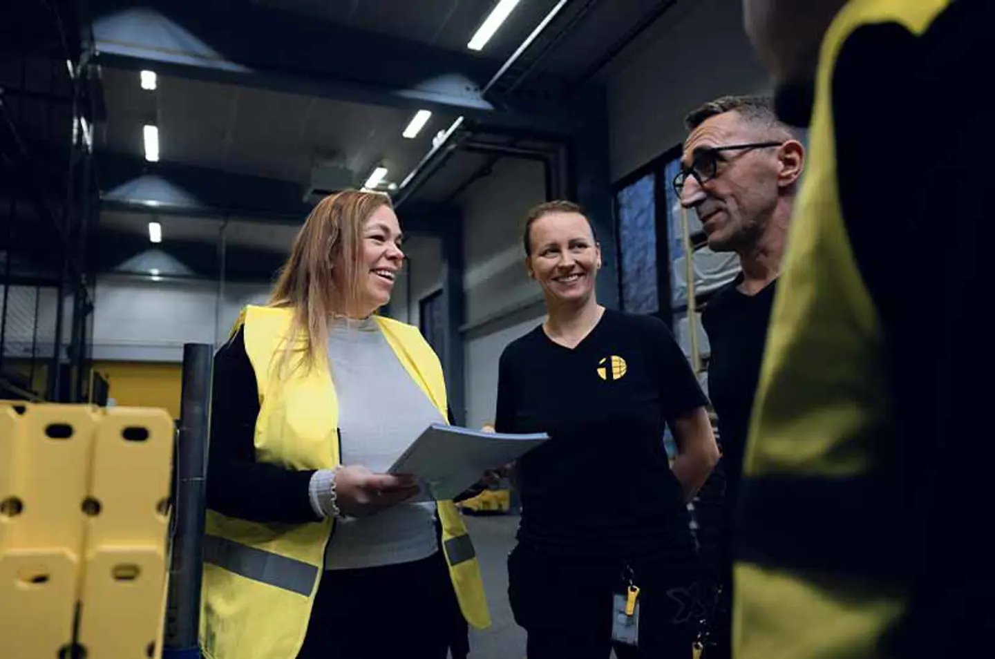 Personas dialogando en un entorno de almacén