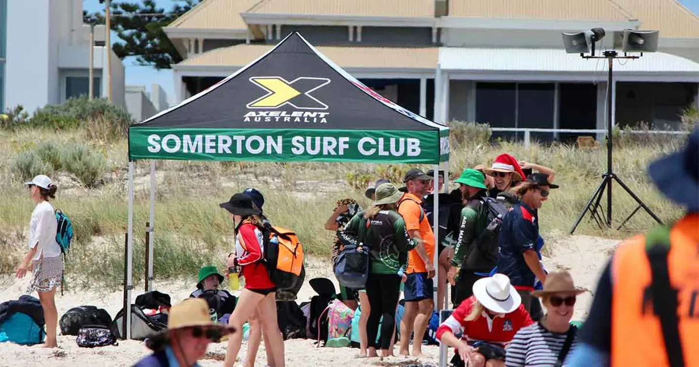 Club de surf Somerton en la playa